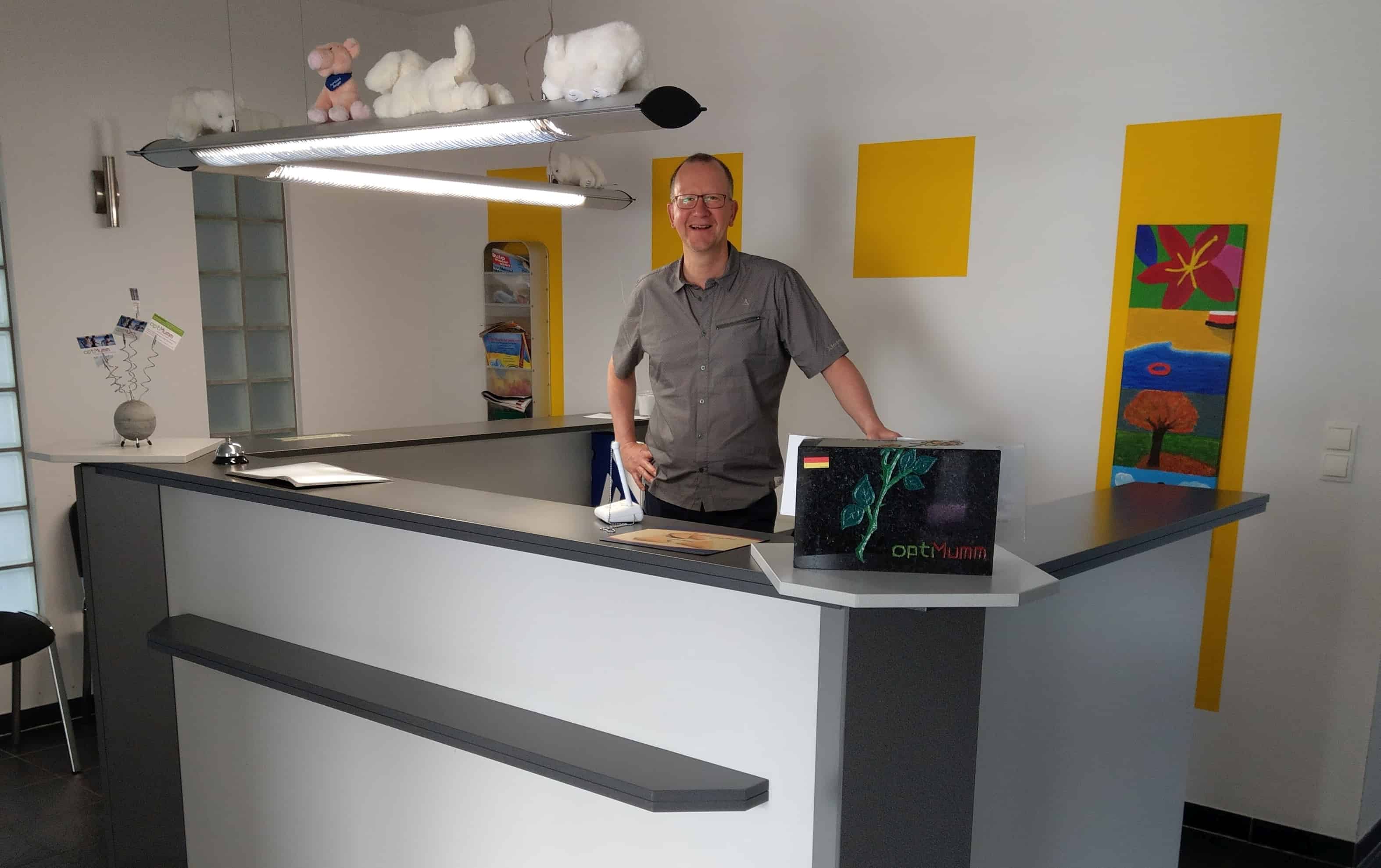 Ansgar Ackmann in seiner Physiotherapie-Praxis Ansgar Ackmann in seiner Physiotherapie-Praxis